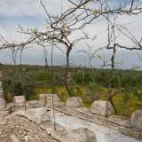 Come in un vero castello, il muro di cinta � ritmato da una merlatura realizzata con blocchi di pietra irregolari